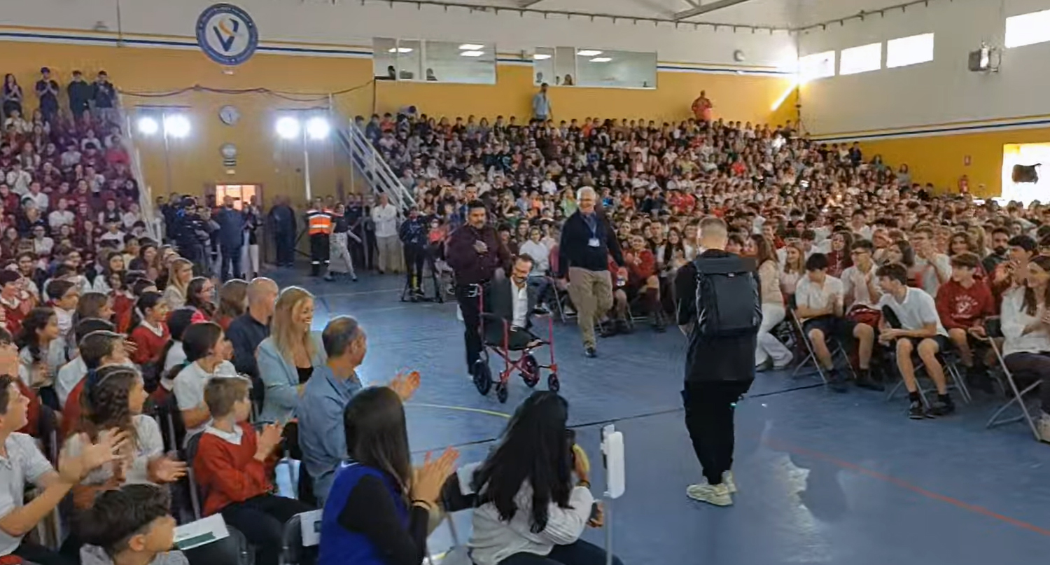 力克．胡哲的演說讓全場熱血沸騰。（圖／臉書 @Jorge Prensa 影片截圖）